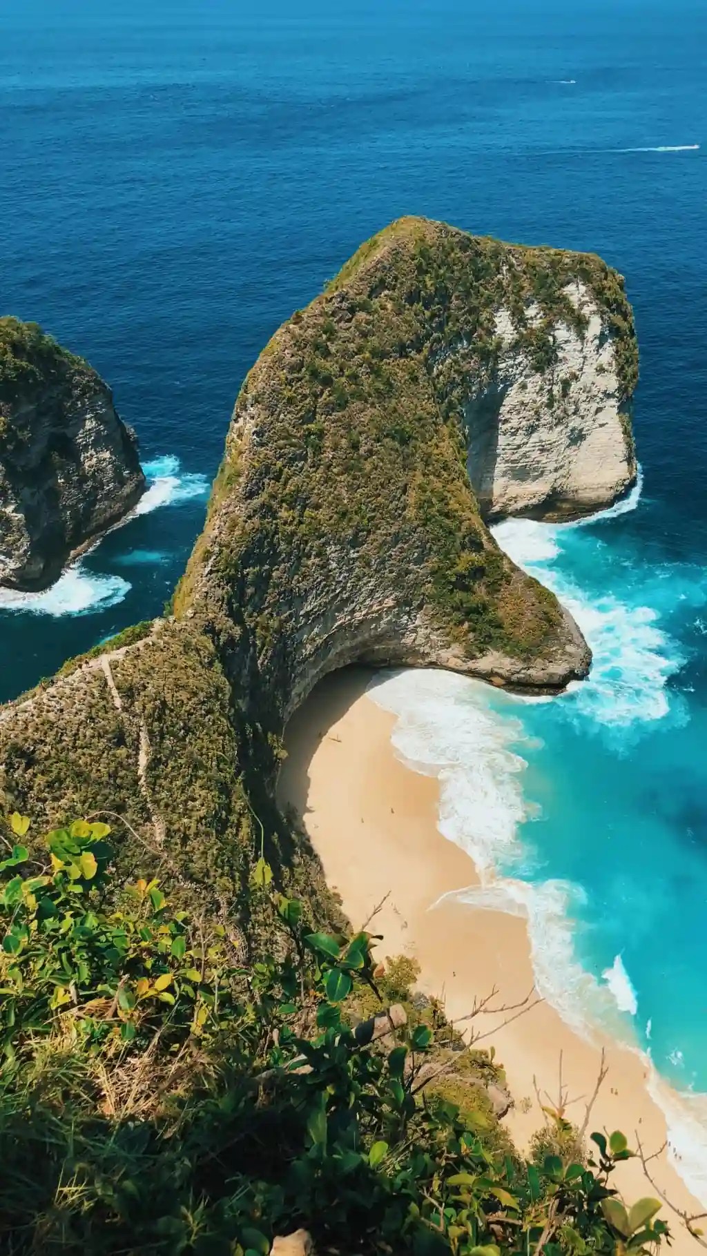 Stunning cliffside view of the ocean at Nusa Penida, a majestic coastal drive experience in Bali.